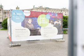 Die Gedenkausstellung am Heldenplatz zeigt lebensgroße Porträts und Zitate von KZ-Überlebenden und Zeitzeug:innen sowie Auszüge aus dem Mauthausen-Schwur © MKÖ/Alissar Najjar