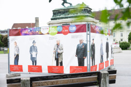 Die Gedenkausstellung am Heldenplatz zeigt lebensgroße Porträts und Zitate von KZ-Überlebenden und Zeitzeug:innen sowie Auszüge aus dem Mauthausen-Schwur © MKÖ/Alissar Najjar