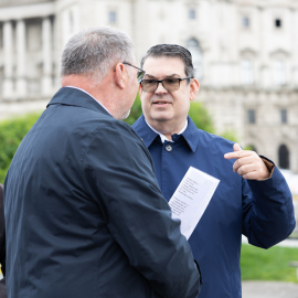 Willi Mernyi, Vorsitzender Mauthausen Komitee Österreich, im Gespräch mit Oskar Deutsch, Präsident Israelitische Kultusgemeinde Wien © MKÖ/Alissar Najjar